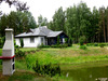 māja pie dīķa